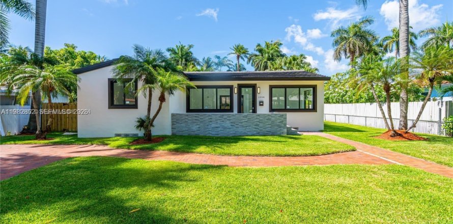 House in Hollywood, Florida 3 bedrooms, 155.7 sq.m. № 2066082