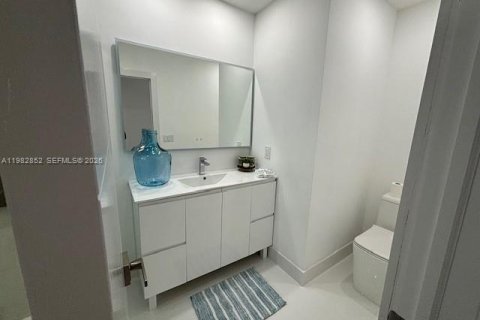 House in Hollywood, Florida 3 bedrooms, 155.7 sq.m. № 2066082 - photo 8