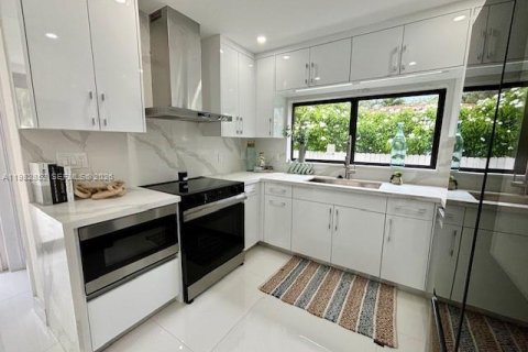 House in Hollywood, Florida 3 bedrooms, 155.7 sq.m. № 2066082 - photo 5