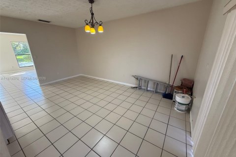 Townhouse in Cutler Bay, Florida 3 bedrooms, 113.81 sq.m. № 2042024 - photo 5