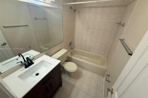 Townhouse in Cutler Bay, Florida 3 bedrooms, 113.81 sq.m. № 2042024 - photo 8