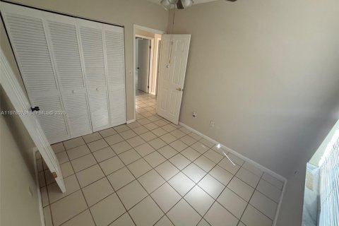 Townhouse in Cutler Bay, Florida 3 bedrooms, 113.81 sq.m. № 2042024 - photo 9