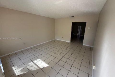 Townhouse in Cutler Bay, Florida 3 bedrooms, 113.81 sq.m. № 2042024 - photo 4