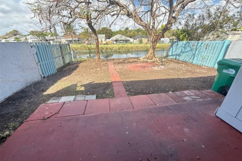 Townhouse in Cutler Bay, Florida 3 bedrooms, 113.81 sq.m. № 2042024 - photo 2