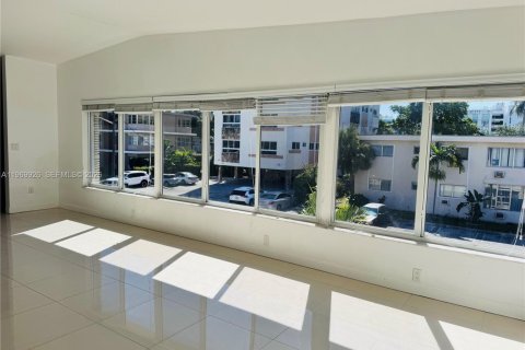 Apartamento en alquiler en Bay Harbor Islands, Florida, 2 dormitorios, 635.17 m2 № 2030723 - foto 2