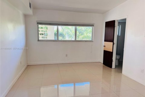 Apartamento en alquiler en Bay Harbor Islands, Florida, 2 dormitorios, 635.17 m2 № 2030723 - foto 7