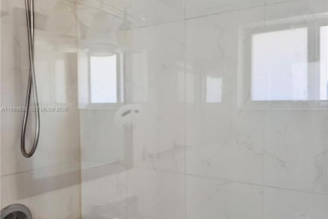 Apartamento en alquiler en Bay Harbor Islands, Florida, 2 dormitorios, 635.17 m2 № 2030723 - foto 9