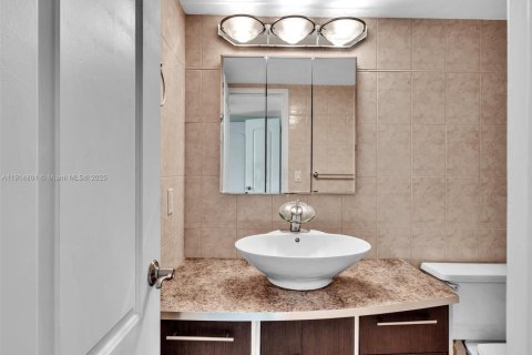 Condo in Hallandale Beach, Florida, 2 bedrooms  № 1970727 - photo 25