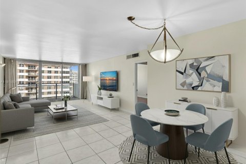 Condo in Hallandale Beach, Florida, 2 bedrooms  № 1970727 - photo 8