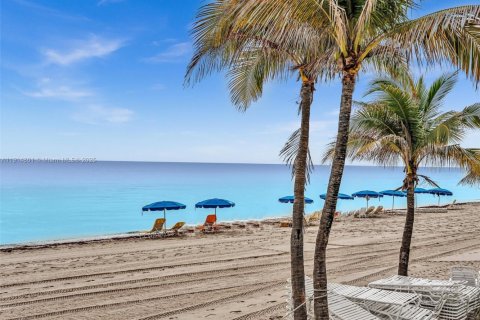 Condo in Hallandale Beach, Florida, 2 bedrooms  № 1970727 - photo 3