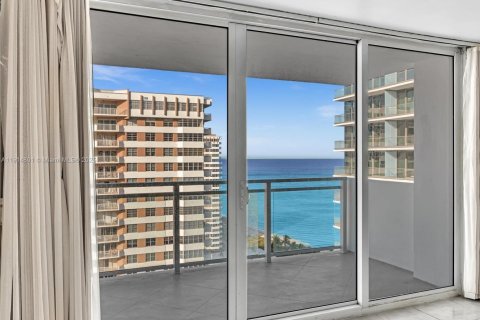 Condo in Hallandale Beach, Florida, 2 bedrooms  № 1970727 - photo 17