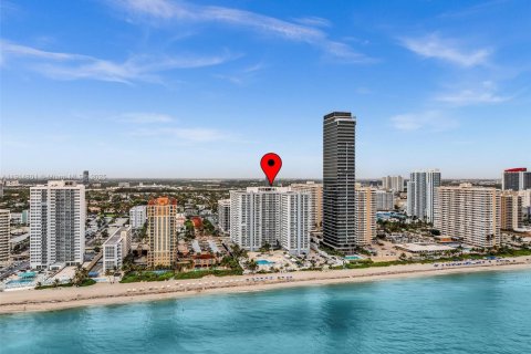 Condo in Hallandale Beach, Florida, 2 bedrooms  № 1970727 - photo 1