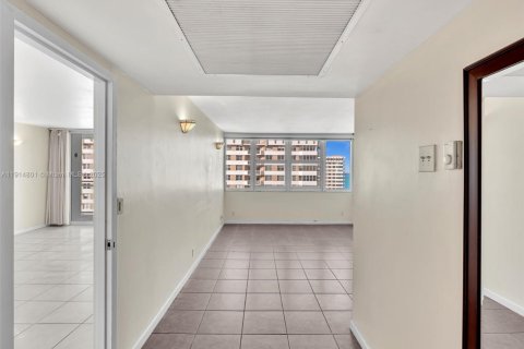 Condo in Hallandale Beach, Florida, 2 bedrooms  № 1970727 - photo 19