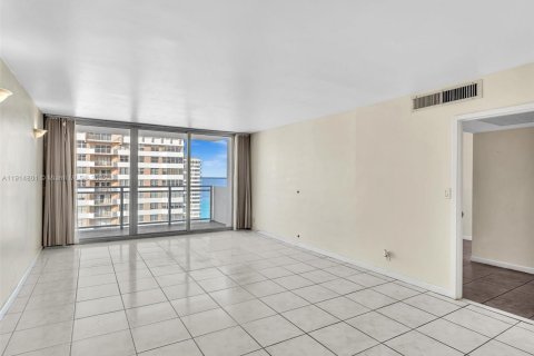 Condo in Hallandale Beach, Florida, 2 bedrooms  № 1970727 - photo 18