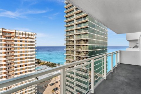 Condo in Hallandale Beach, Florida, 2 bedrooms  № 1970727 - photo 4