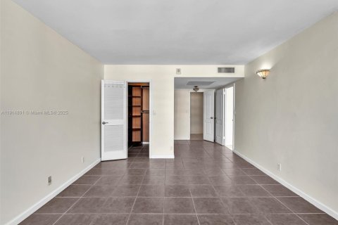 Condo in Hallandale Beach, Florida, 2 bedrooms  № 1970727 - photo 22