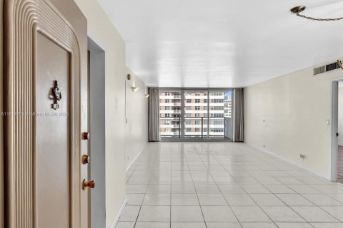 Condo in Hallandale Beach, Florida, 2 bedrooms  № 1970727 - photo 7