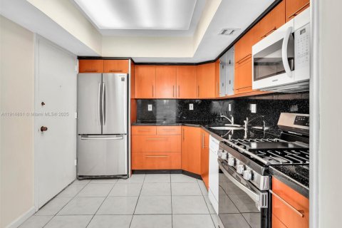 Condo in Hallandale Beach, Florida, 2 bedrooms  № 1970727 - photo 11