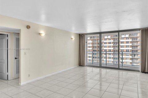 Condo in Hallandale Beach, Florida, 2 bedrooms  № 1970727 - photo 26
