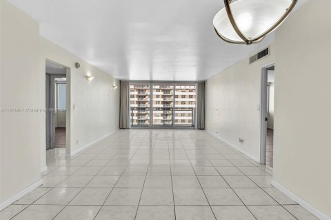 Condo in Hallandale Beach, Florida, 2 bedrooms  № 1970727 - photo 9