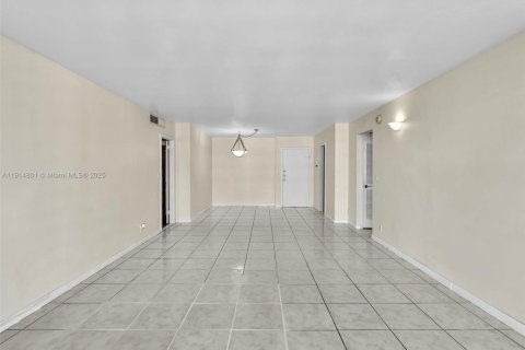 Condo in Hallandale Beach, Florida, 2 bedrooms  № 1970727 - photo 16