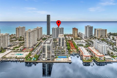 Condo in Hallandale Beach, Florida, 2 bedrooms  № 1970727 - photo 2