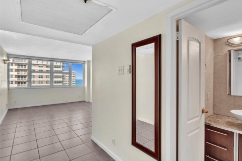 Condo in Hallandale Beach, Florida, 2 bedrooms  № 1970727 - photo 20