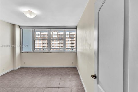Condo in Hallandale Beach, Florida, 2 bedrooms  № 1970727 - photo 27