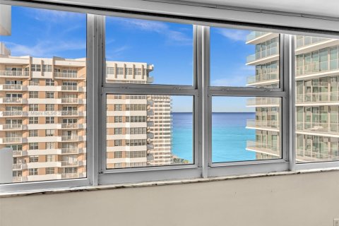 Condo in Hallandale Beach, Florida, 2 bedrooms  № 1970727 - photo 30