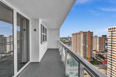 Condo in Hallandale Beach, Florida, 2 bedrooms  № 1970727 - photo 5