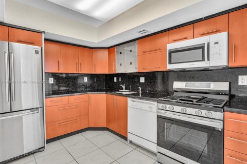 Condo in Hallandale Beach, Florida, 2 bedrooms  № 1970727 - photo 12