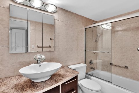 Condo in Hallandale Beach, Florida, 2 bedrooms  № 1970727 - photo 24