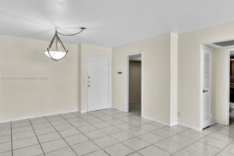 Condo in Hallandale Beach, Florida, 2 bedrooms  № 1970727 - photo 10
