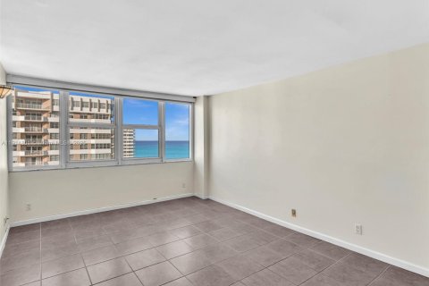Condo in Hallandale Beach, Florida, 2 bedrooms  № 1970727 - photo 28
