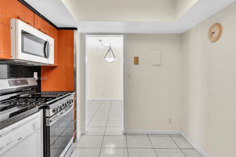 Condo in Hallandale Beach, Florida, 2 bedrooms  № 1970727 - photo 14