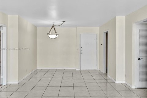 Condo in Hallandale Beach, Florida, 2 bedrooms  № 1970727 - photo 15