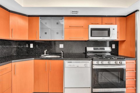 Condo in Hallandale Beach, Florida, 2 bedrooms  № 1970727 - photo 13