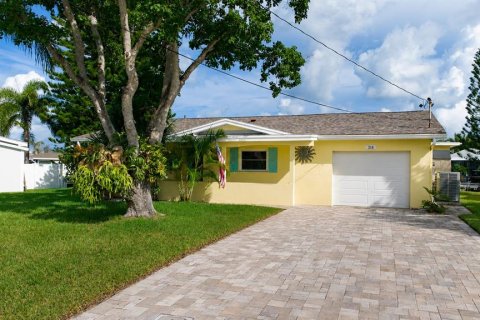 House in Palm Harbor, Florida 3 bedrooms, 192.21 sq.m. № 2210027 - photo 4