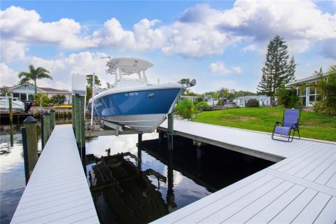 House in Palm Harbor, Florida 3 bedrooms, 192.21 sq.m. № 2210027 - photo 10