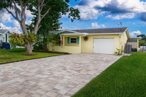 House in Palm Harbor, Florida 3 bedrooms, 192.21 sq.m. № 2210027 - photo 2