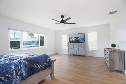 House in Palm Harbor, Florida 3 bedrooms, 192.21 sq.m. № 2210027 - photo 28