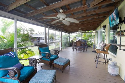 House in Palm Harbor, Florida 3 bedrooms, 192.21 sq.m. № 2210027 - photo 16