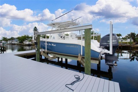 House in Palm Harbor, Florida 3 bedrooms, 192.21 sq.m. № 2210027 - photo 9