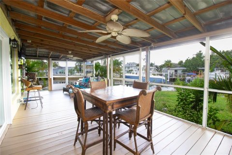 House in Palm Harbor, Florida 3 bedrooms, 192.21 sq.m. № 2210027 - photo 17