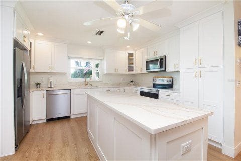 House in Palm Harbor, Florida 3 bedrooms, 192.21 sq.m. № 2210027 - photo 20