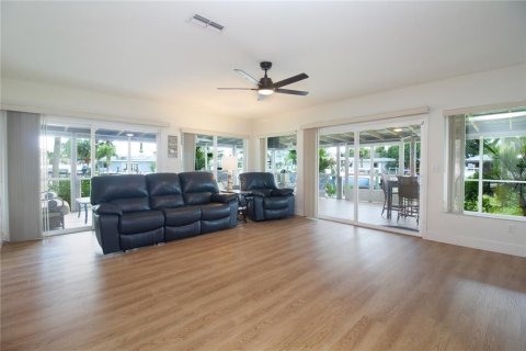 House in Palm Harbor, Florida 3 bedrooms, 192.21 sq.m. № 2210027 - photo 24