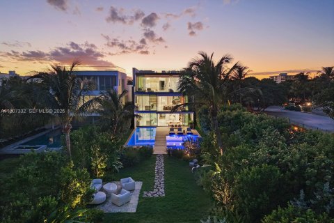 House in Miami Beach, Florida 6 bedrooms, 589.93 sq.m. № 2082053 - photo 12