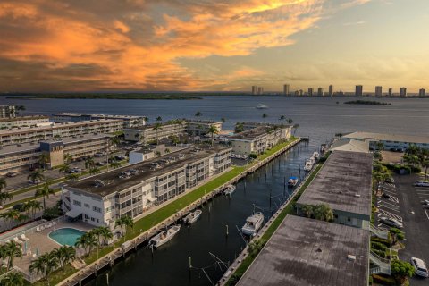 Condo in North Palm Beach, Florida, 2 bedrooms № 2174357 - photo 23