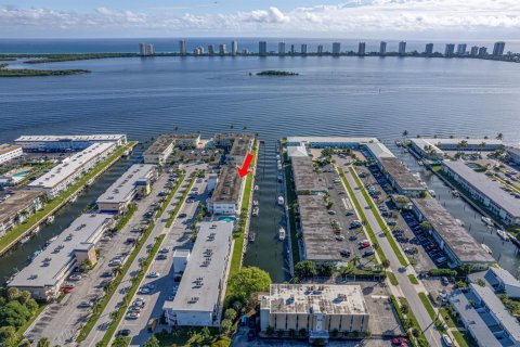 Condo in North Palm Beach, Florida, 2 bedrooms № 2174357 - photo 28