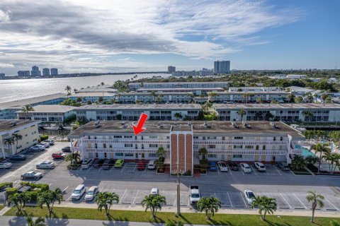 Condo in North Palm Beach, Florida, 2 bedrooms № 2174357 - photo 29